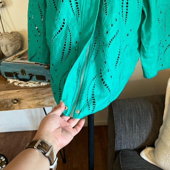 CHICOS EYELET %100 LiNEN JACKET
3/4 SLV JACKET CONGO GREEN
570201928 SIZE 4 - Picture 6 of 16